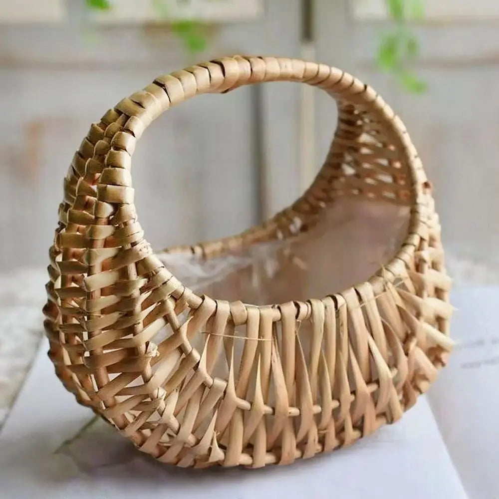 Petit panier en osier avec anse