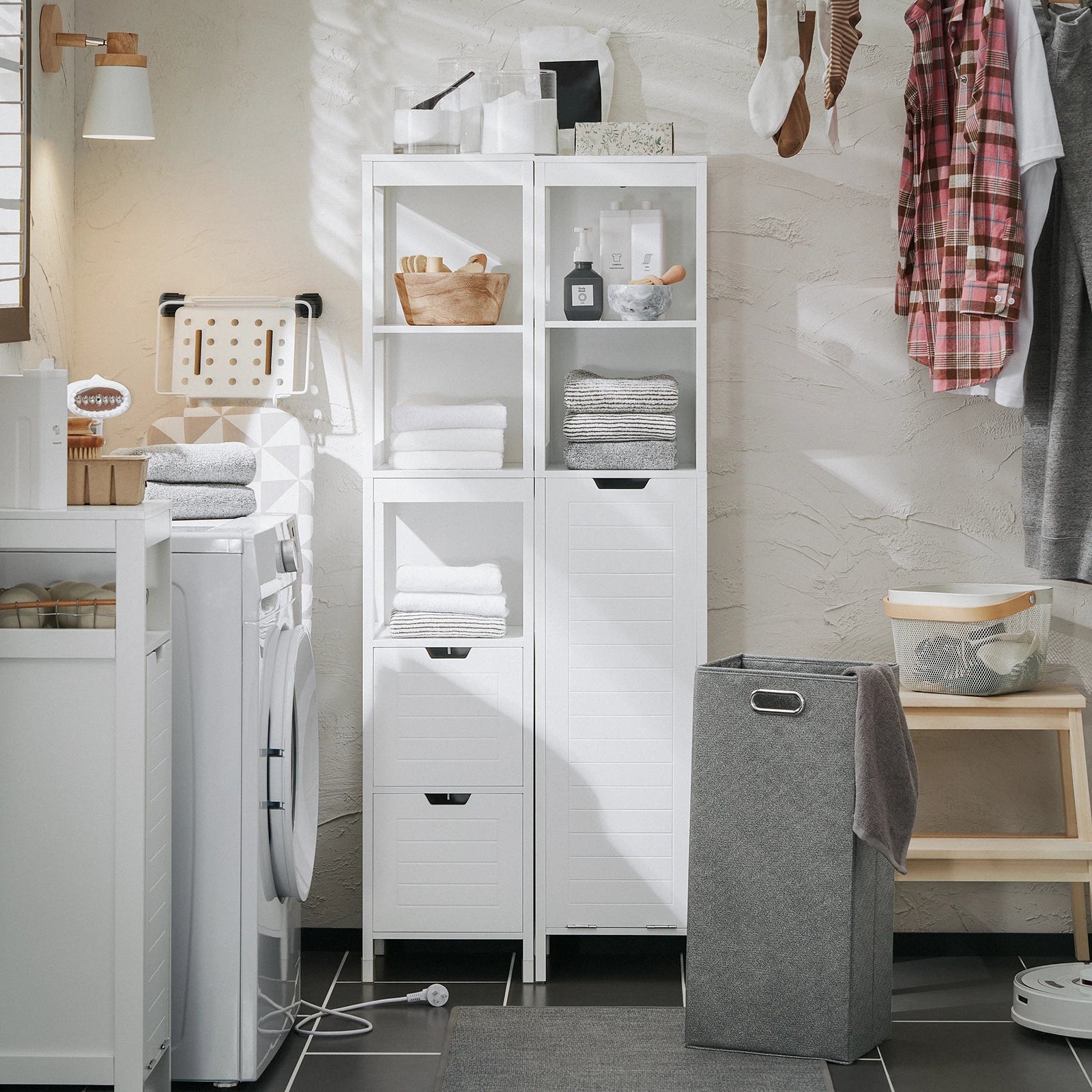 Meuble colonne salle de bain avec panier à linge