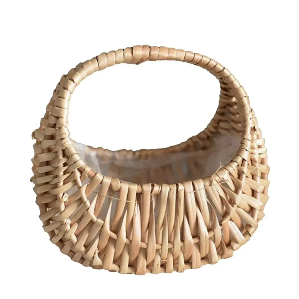 Petit panier en osier avec anse